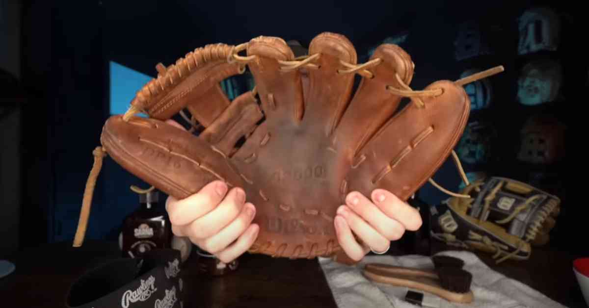 How to Clean Baseball Glove: Step-by-Step Guide for Pristine Gear